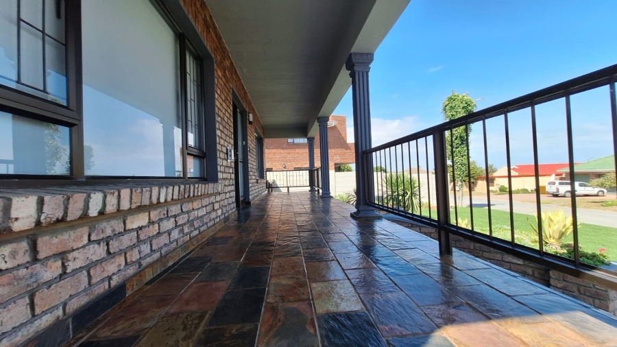 To Let 5 Bedroom Property for Rent in Stilbaai Wes Western Cape